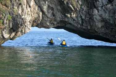 au-kayak-through-grottoe