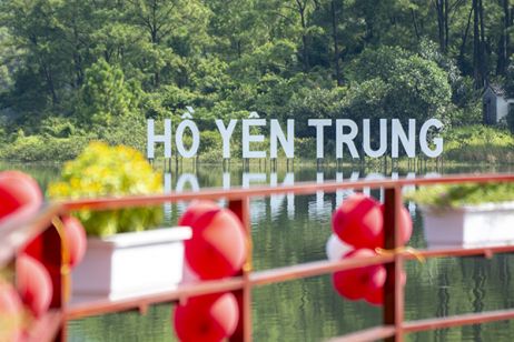 Du khách tranh thủ check in tại “cầu khóa Tình Yêu” ven bờ hồ Yên Trung