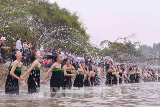 "Lúng Ta" - Lễ hội Gội đầu của người Thái trắng 