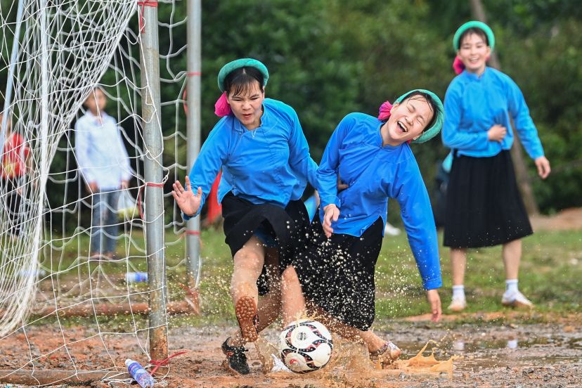 MẶC VÁY ĐÁ BÓNG - GIẢI ĐẤU ĐỘC ĐÁO Ở QUẢNG NINH