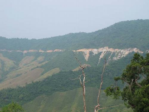 Đường tuần tra biên giới trong “biển mây” trên đỉnh Trường Sơn.