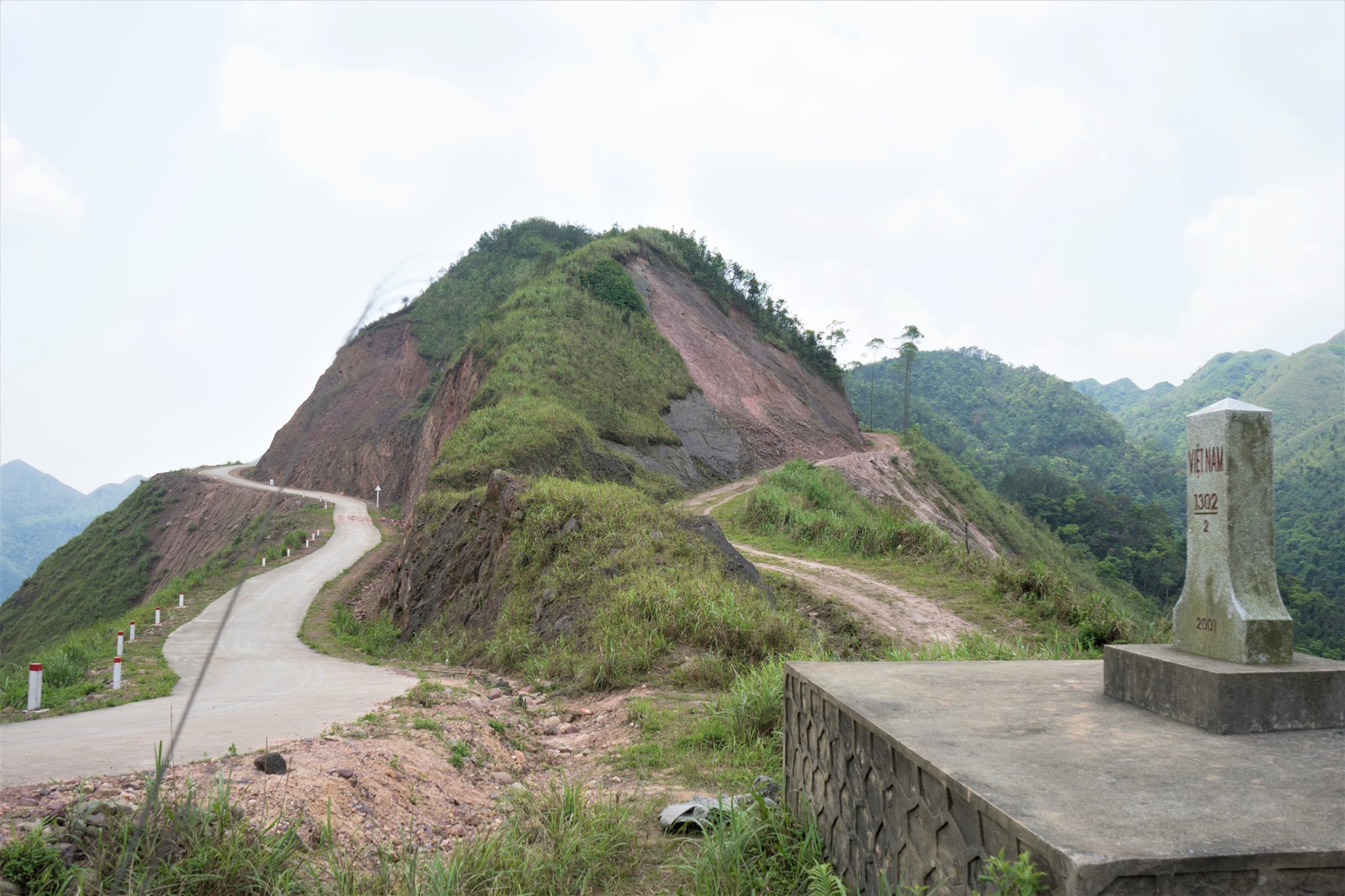 mốc biên giới ahalong.com