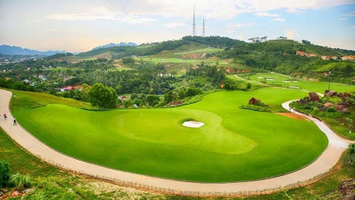 Sân golf Đồi Rồng được xây dựng theo tiêu chuẩn quốc tế