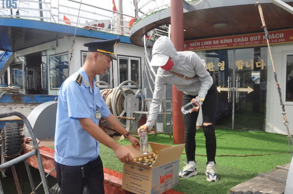 Implementing the program "Ha Long Bay without plastic waste", filtered water on cruise ships is used in glass bottles instead of plastic bottles.