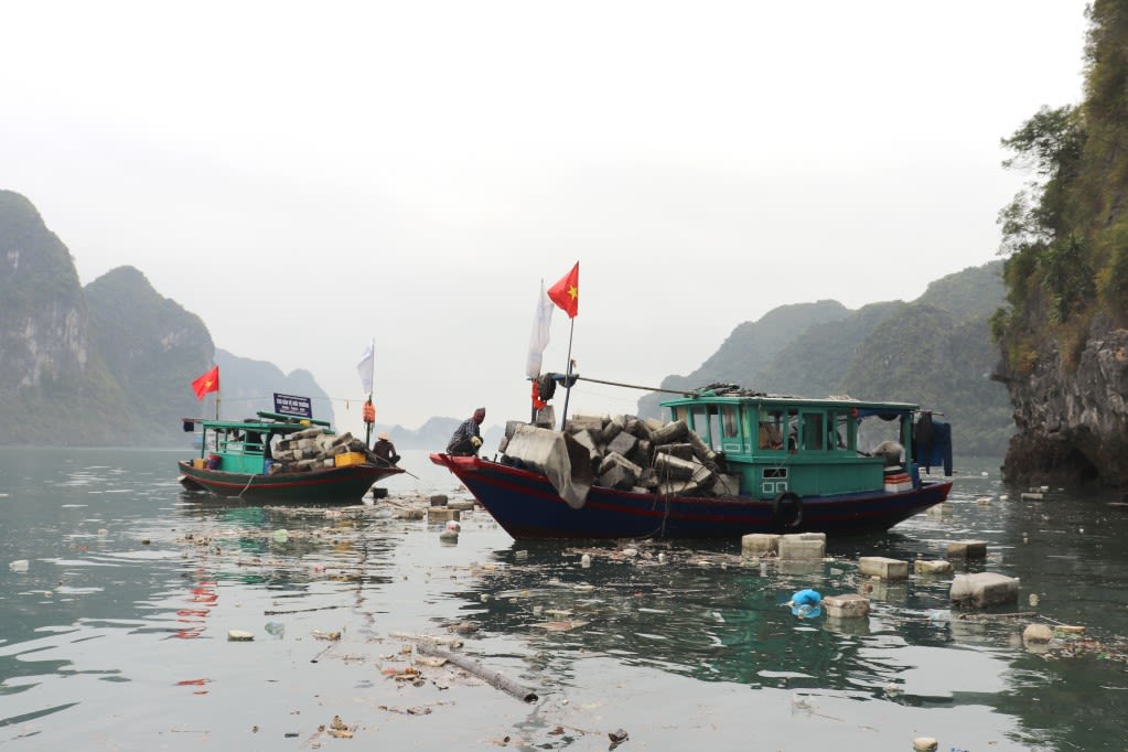 Pick up trash in Ha Long Bay