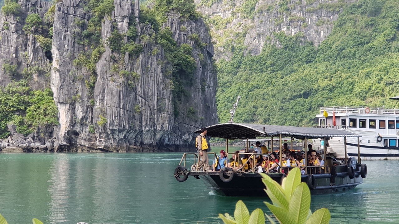 khách thăm quan Làng chài