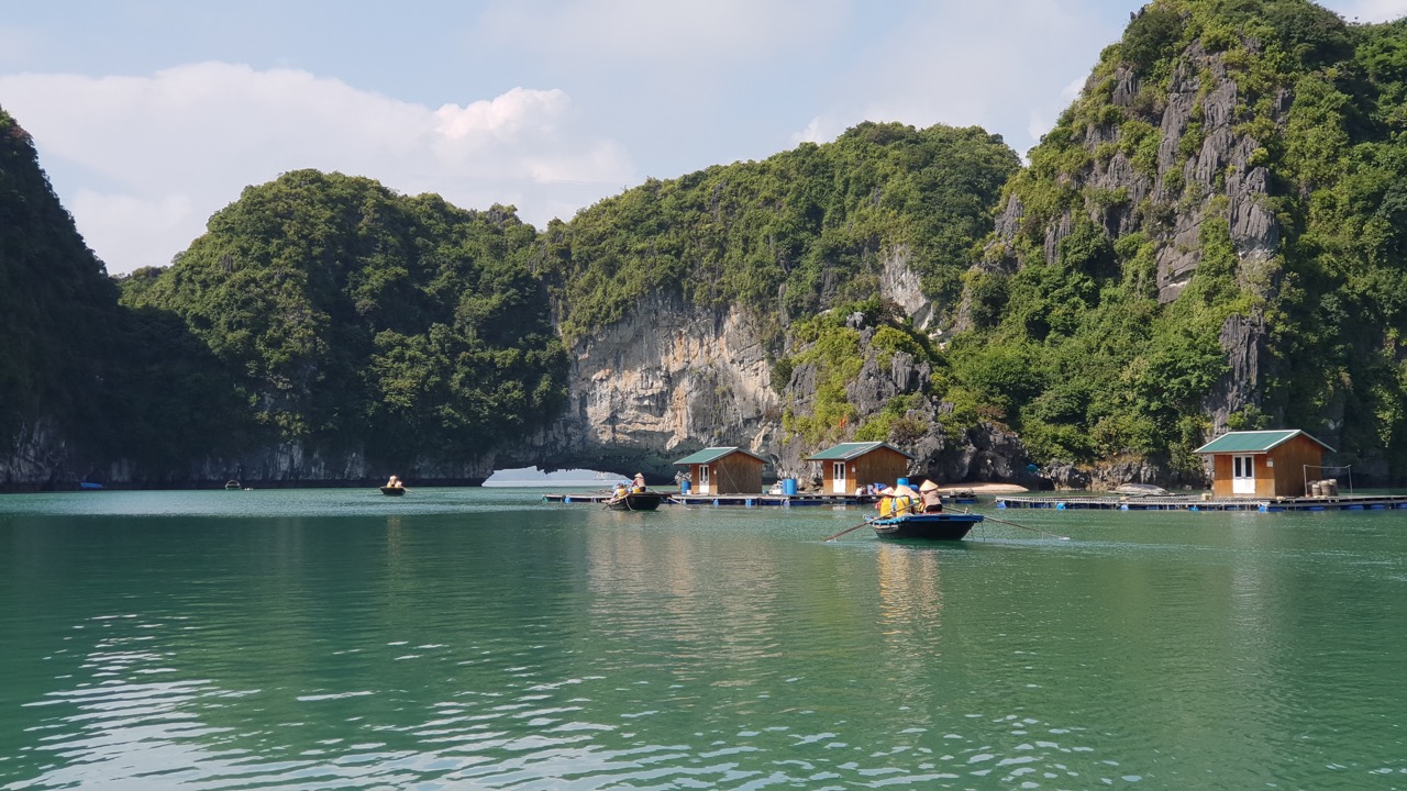 khách trải nghiệm làng chài