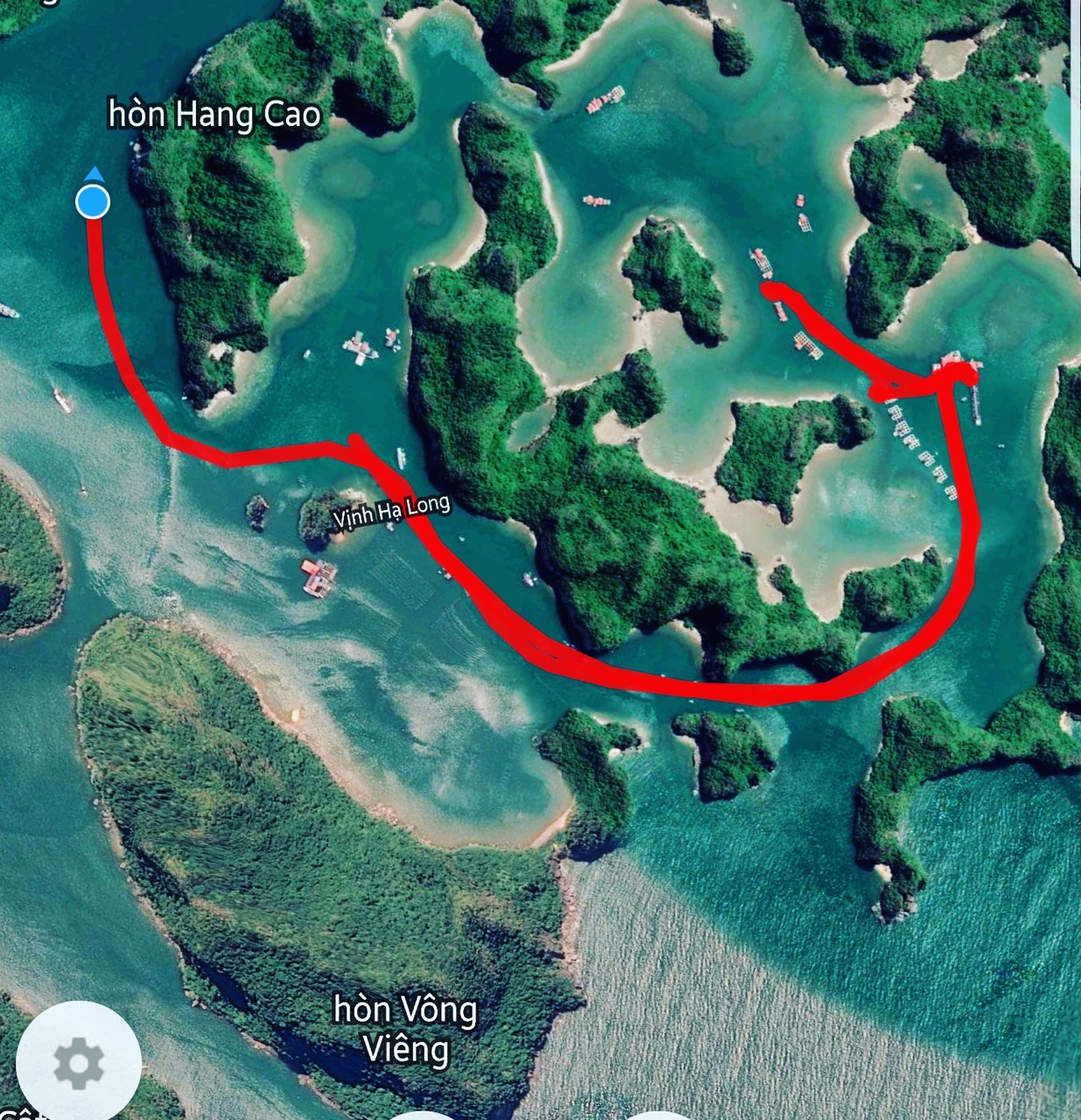 Vung Viêng được bao bọc bởi những đảo đá
