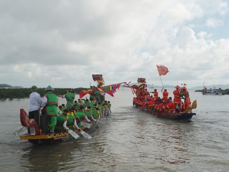 Chèo thuyền rồng truyền thống